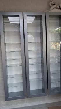 3 Mooie lange vitrinekasten