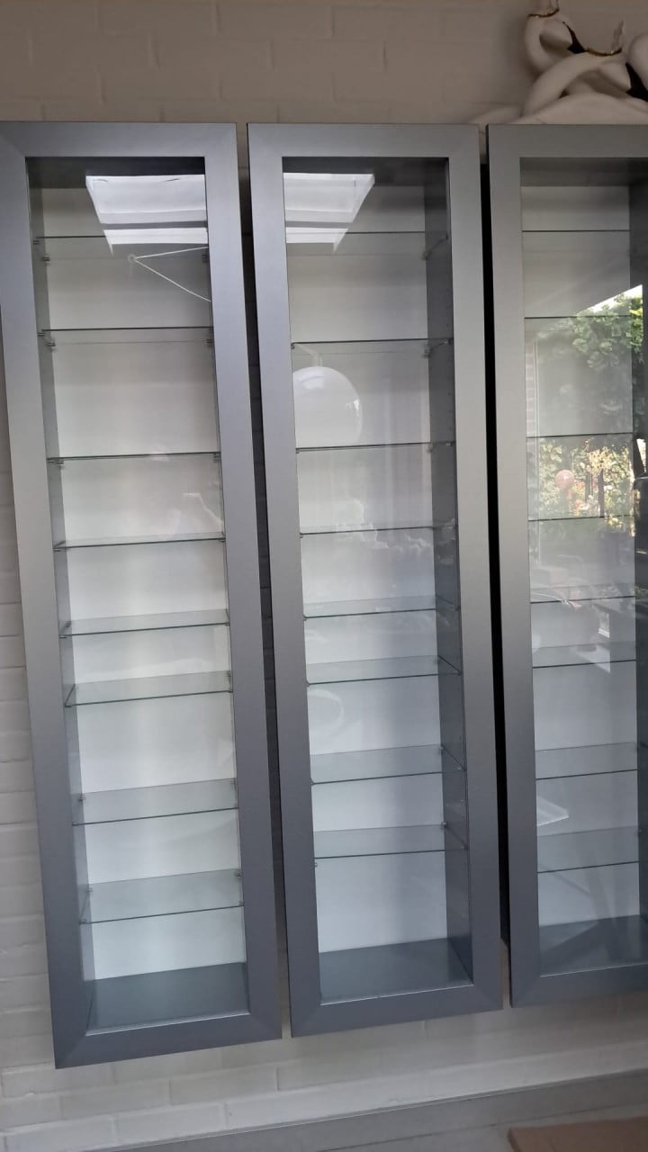 3 Mooie lange vitrinekasten