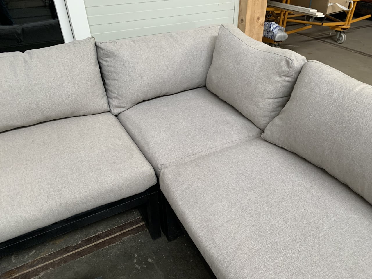 Zwart Alminium loungset met kussens en tafel.