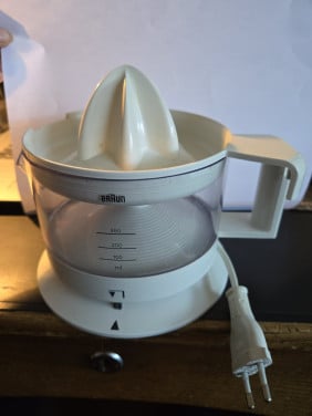 Braun elektrische Citruspers, type 4131 Capaciteit: 350 ml. Vermogen: 20 W