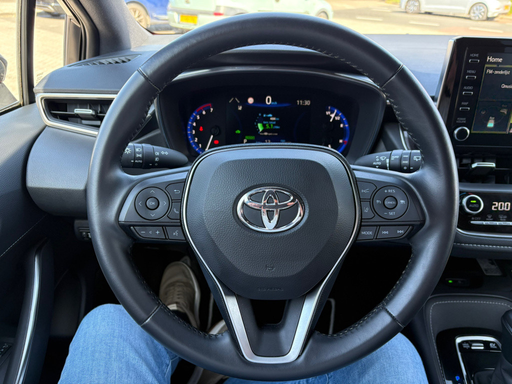Toyota Corolla 1.8 hybrid business intro