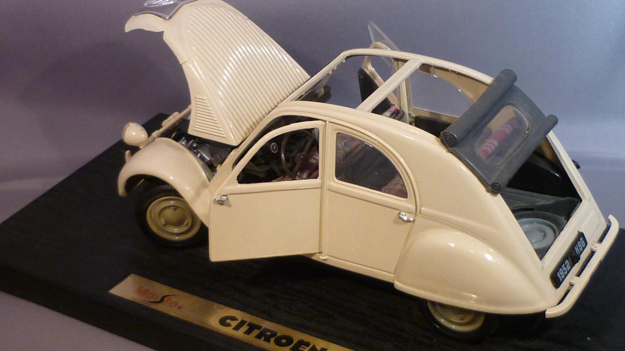 Model auto o.a. voor verzamelaars Citroën 2CV metaal