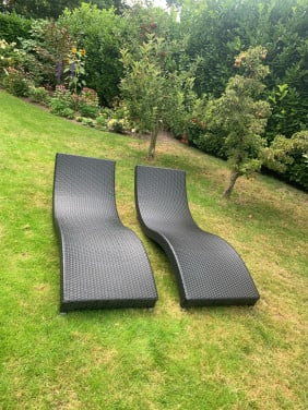 2 wicker ligbedden