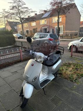 Te koop: Grijze GTS Toscana scooter – Bouwjaar 2021 – 7.250 km