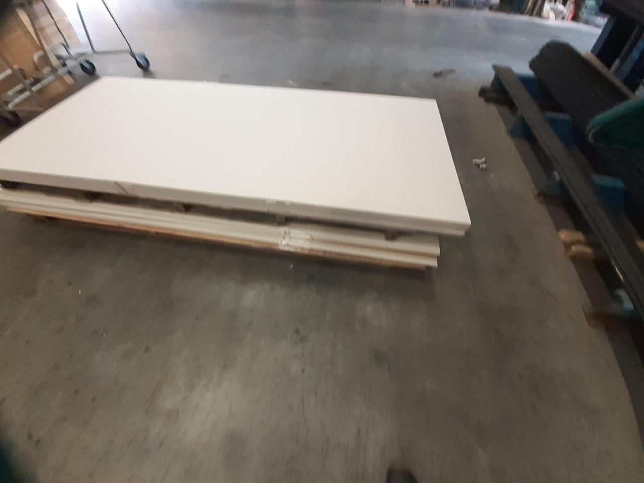 7  gipsplaten 260 x 120 met beschadiging voor 35 euro