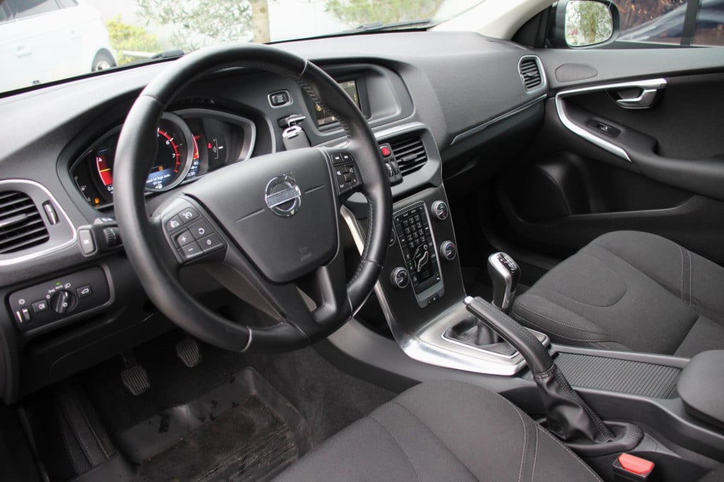 Volvo V40 1.6 t2 you! - xenon - cruise - pdc - high perf audio - dealer oh!