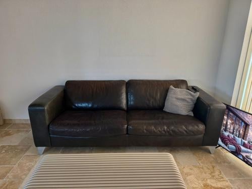 Stijvolle donkerbruin lederen bank