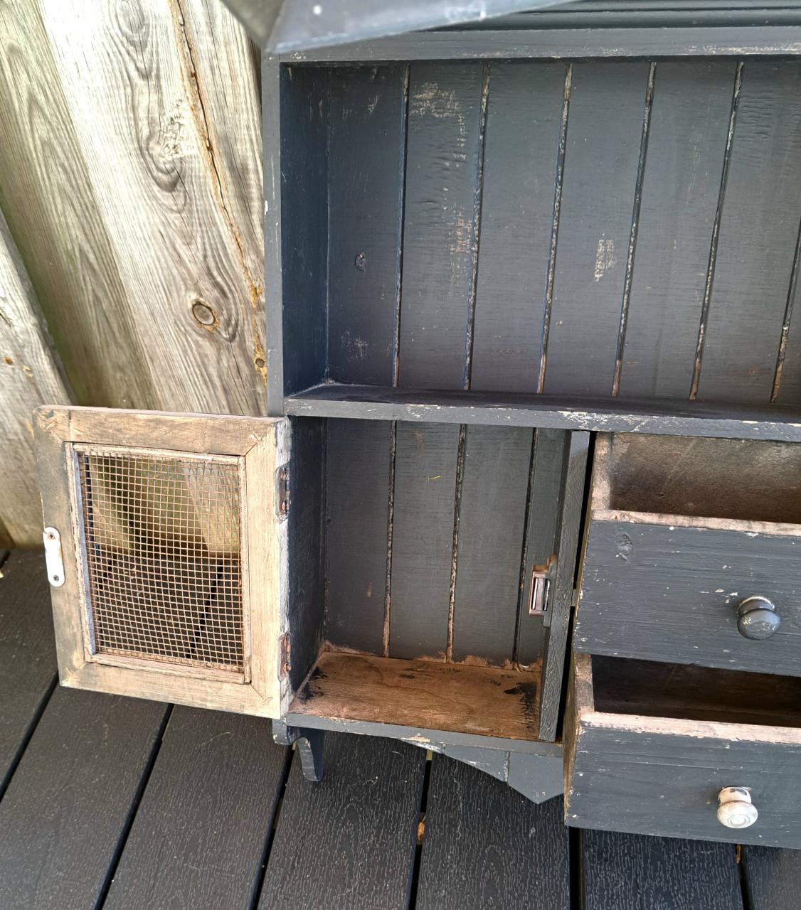 Vintage zwart houten wandkastje met lade en deurtje