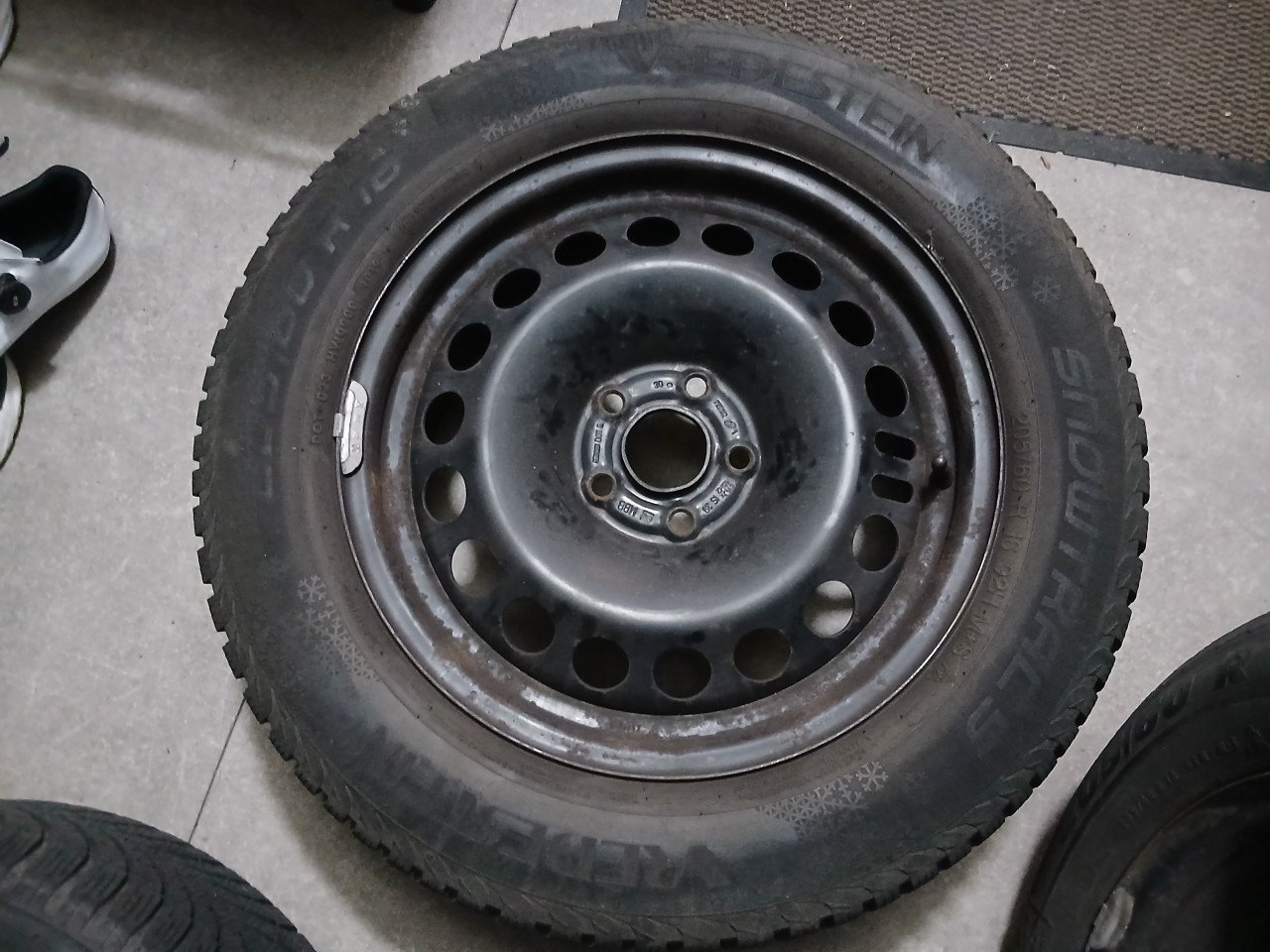 4x winterbanden op stalen velg + wieldop en hoes