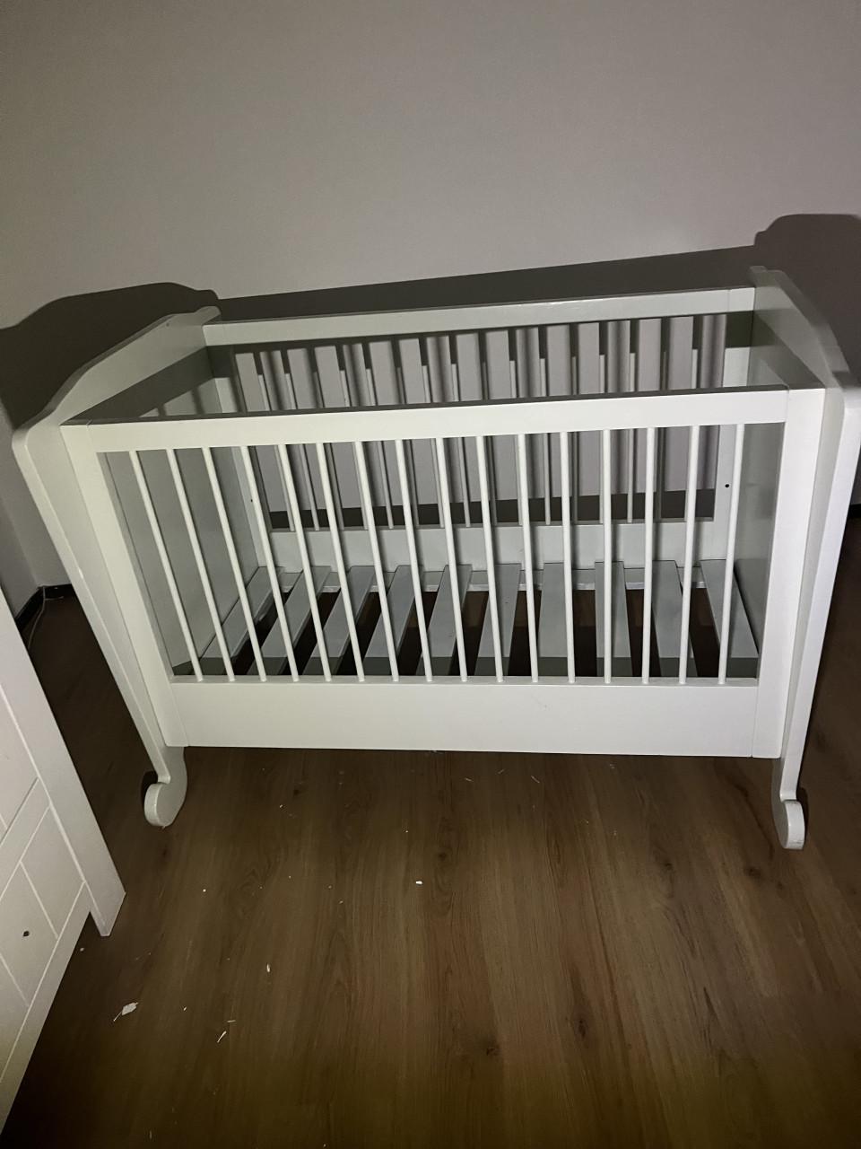 Wit houten ledikant / babybed – stevig & netjes