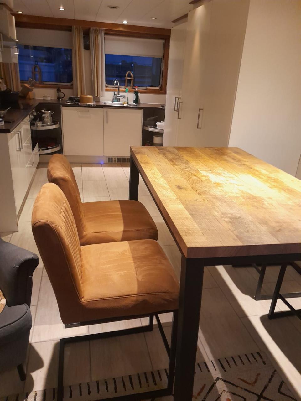 Bartafel met 4 stoelen