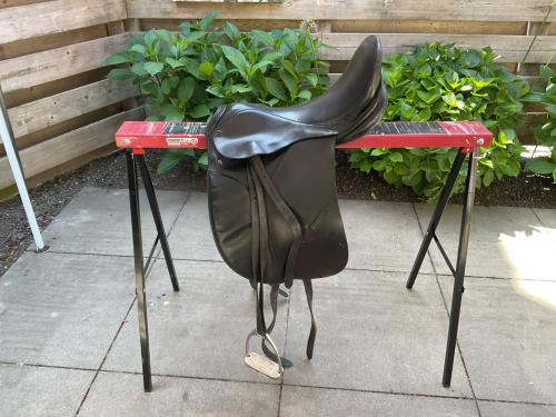 Paardenzadel (18 inch) en diverse paardendekens en dekjes