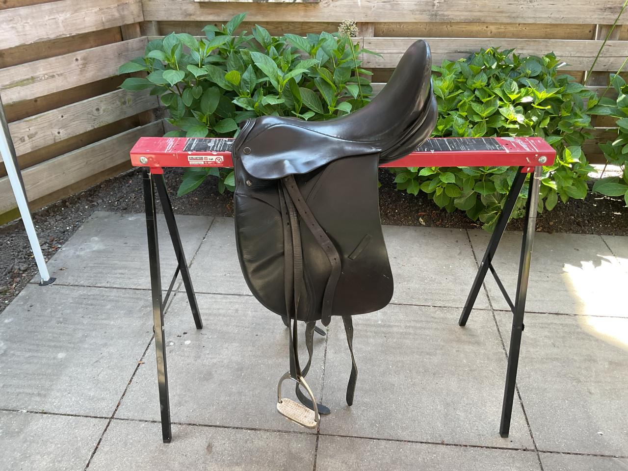 Paardenzadel (18 inch) en diverse paardendekens en dekjes