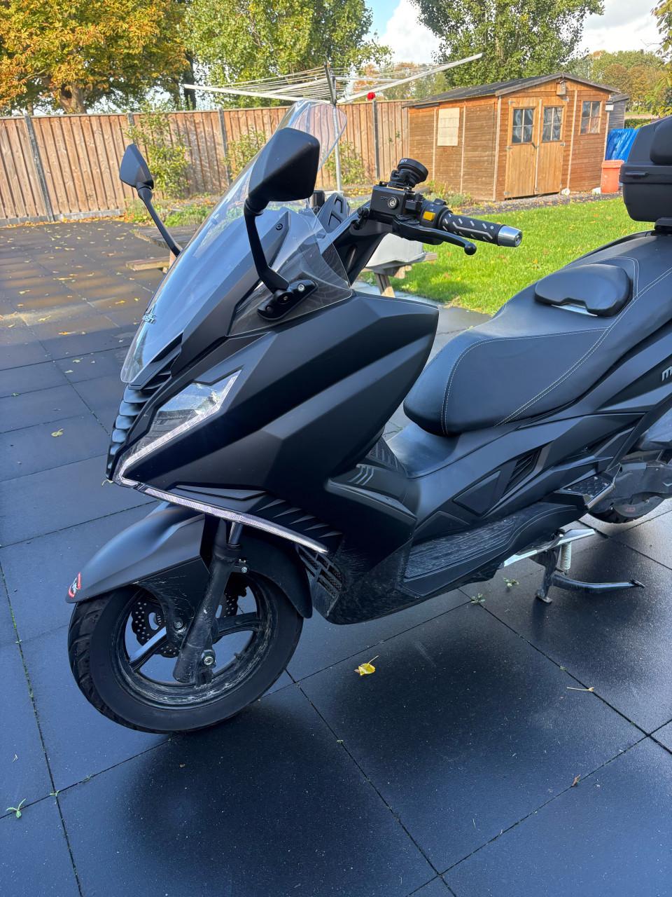Mooie en fijne MASH Belena 300 Motor scooter met twee jaar garantie