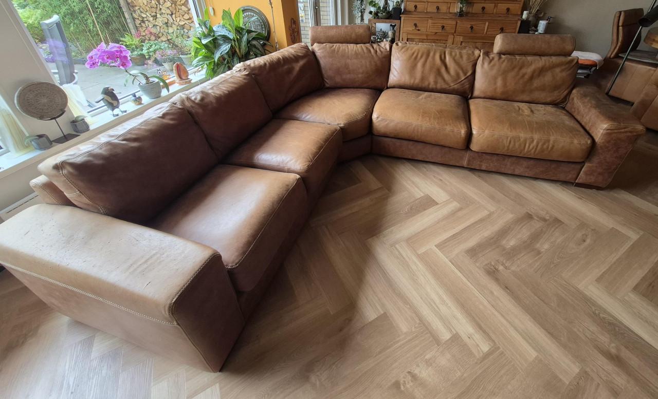 Lederen hoekbank inclusief hocker en hoofdsteunrollen