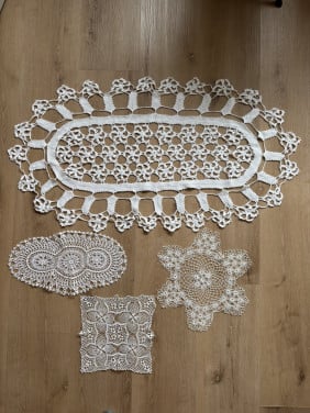4 OUDE HANDGEHAAKTE KLEEDJES