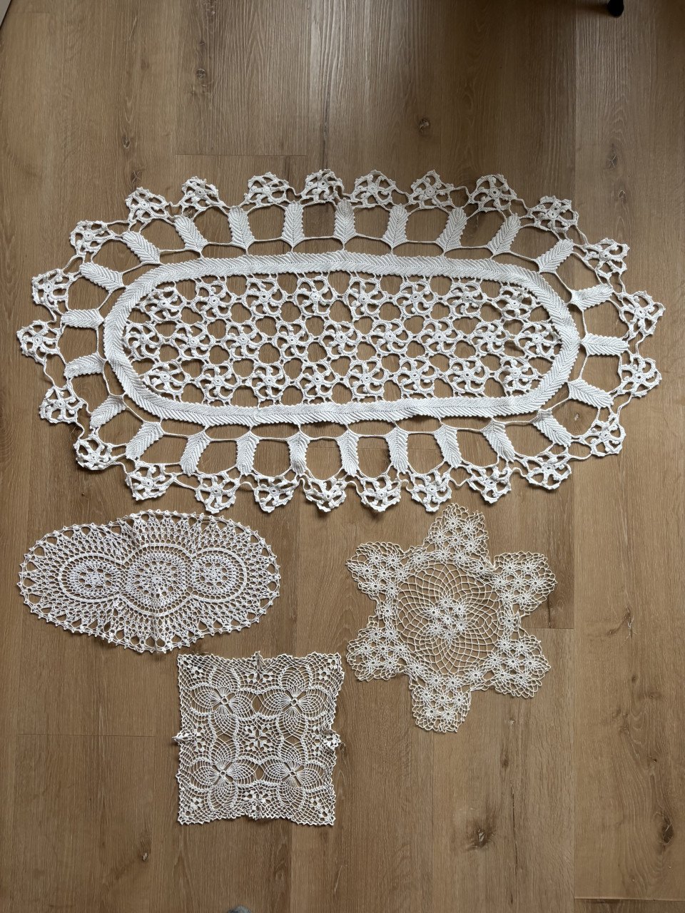 4 OUDE HANDGEHAAKTE KLEEDJES