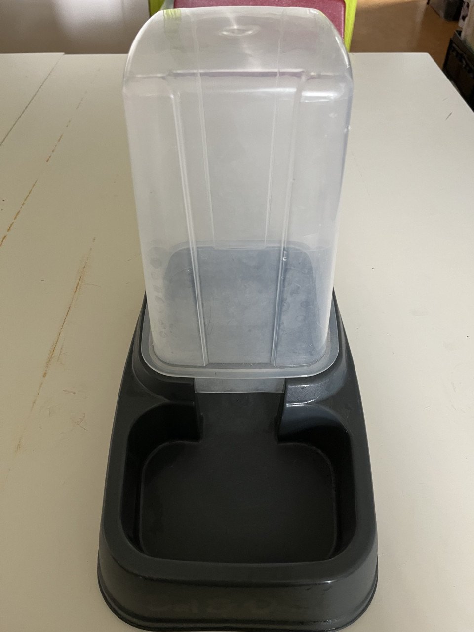 Voer - en water dispenser