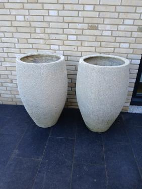 2 buitenpotten, merk Capi.