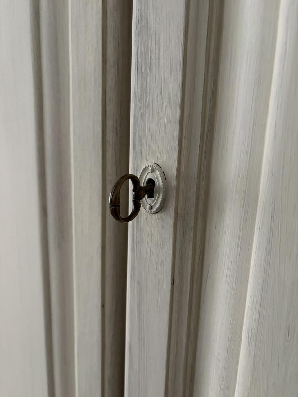 Grote kast met 2 deuren en 4 laadjes