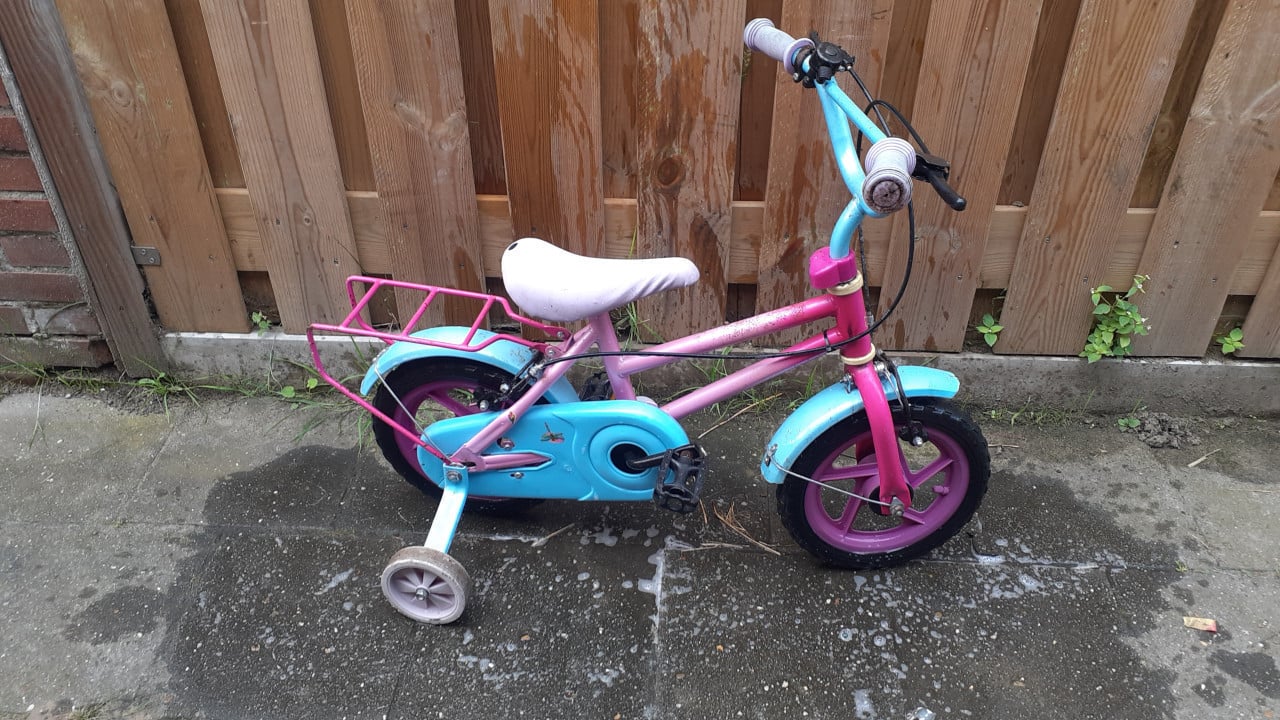 3 x Kinderfietsjes 16 inch / 12 inch & 10 inch & 2 x Loopfietsjes
