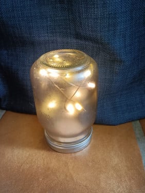 Glazen pot met lichtsnoer. Hoogte 13 cm. Er gaan 3 AAA batterijen in.