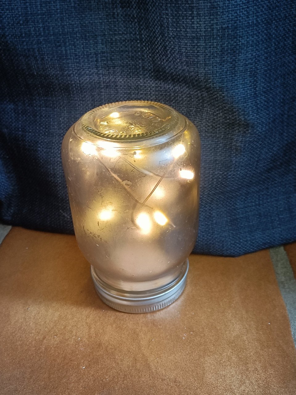 Glazen pot met lichtsnoer. Hoogte 13 cm. Er gaan 3 AAA batterijen in.