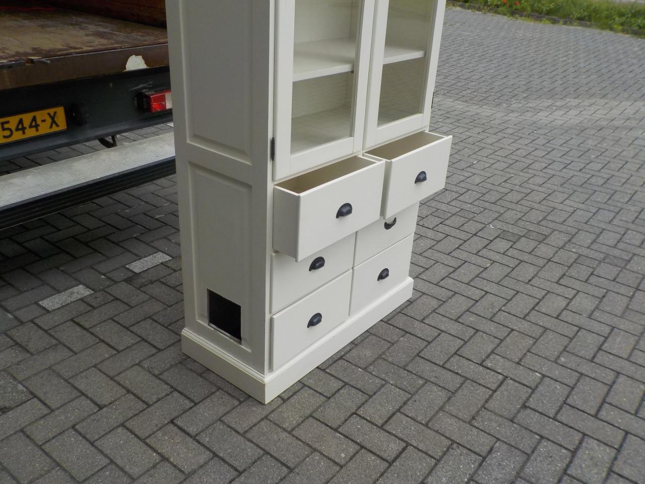 Mooie kwaliteit hoge massieve vitrine kast met een verhaal