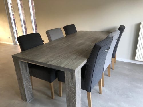 Eetkamertafel met 6 stoelen