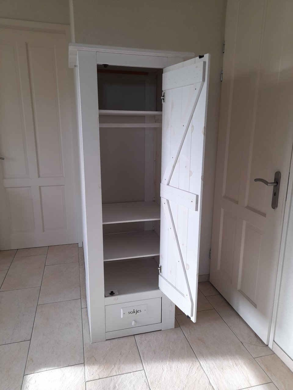 Leuke kast met hang en legplanken   56 x 67 x 179H  (in goede nette staat )