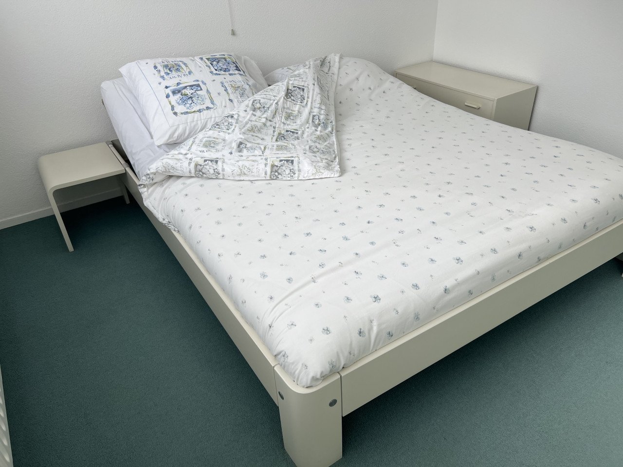 Auping met nachttafel