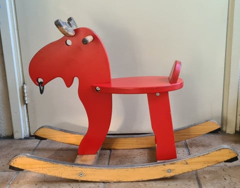 Houten hobbel-rendier IKEA Rubberboomhout/ rood gelakt