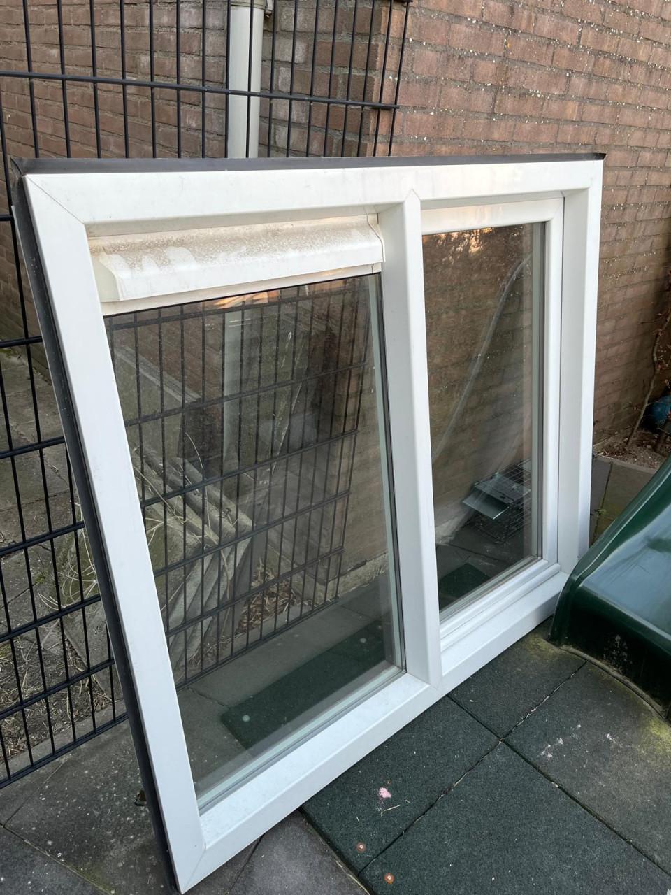 Kunststof kozijn met draai-kiepraam (dubbel glas) | 153x131 cm