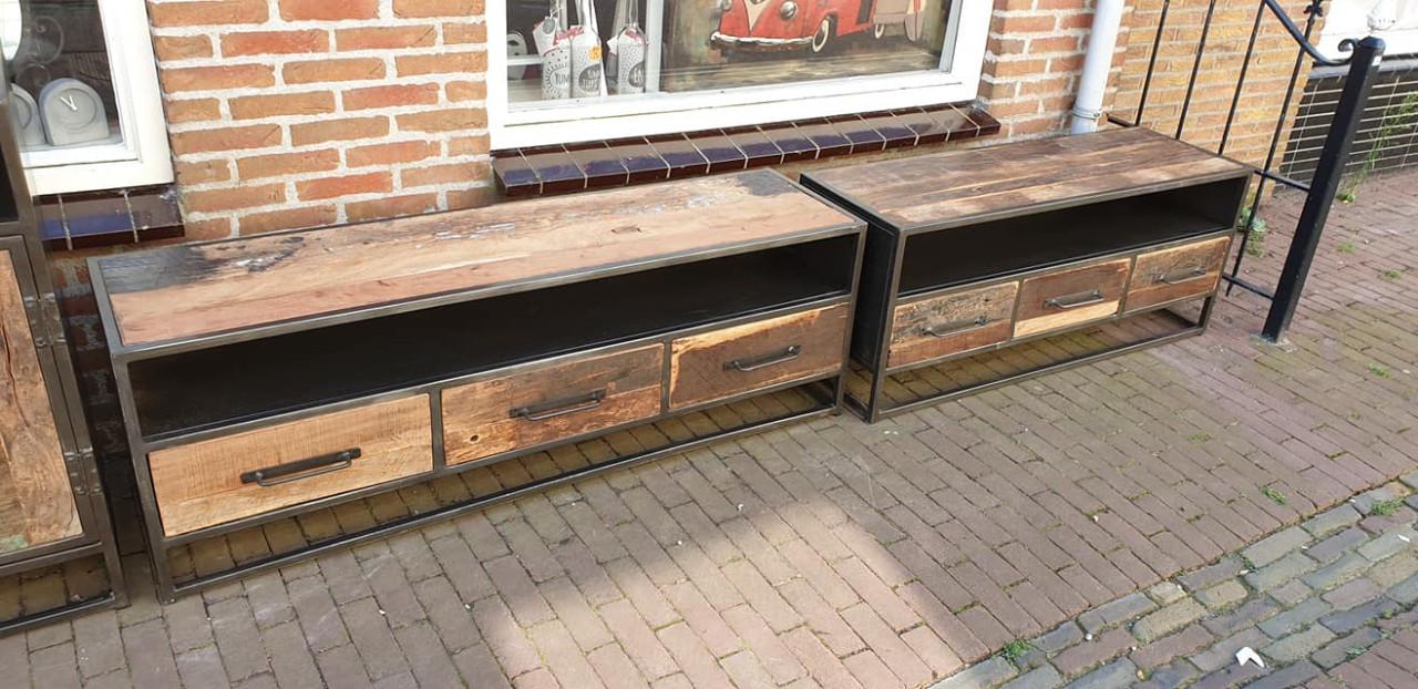 DIVERSE NACHTKASTJES BIJ 3Z FACTORY MAAR OOK GROTERE KASTEN KUNT U BIJ ONS