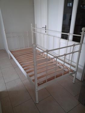 Metalen 1 persoons bed 90 x 200 (in goede staat )