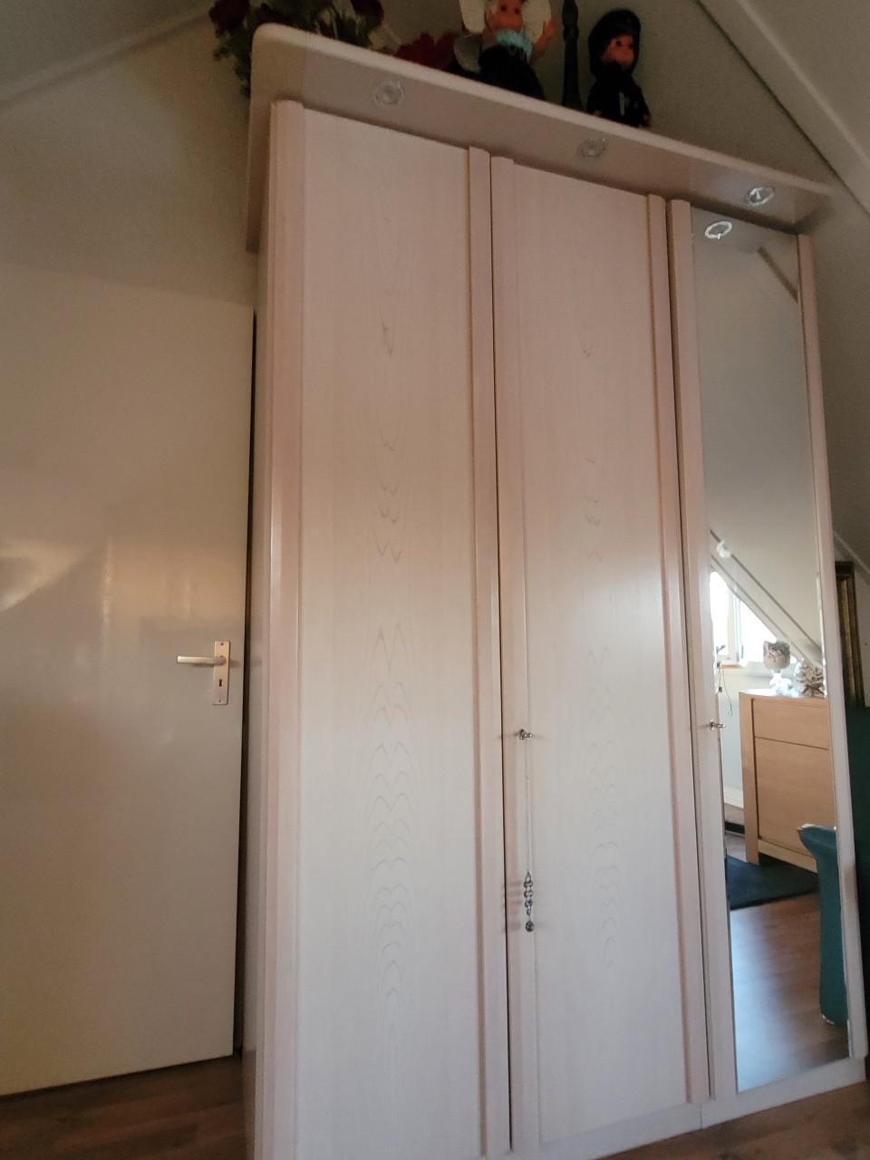 Compleet bed met klerenkast