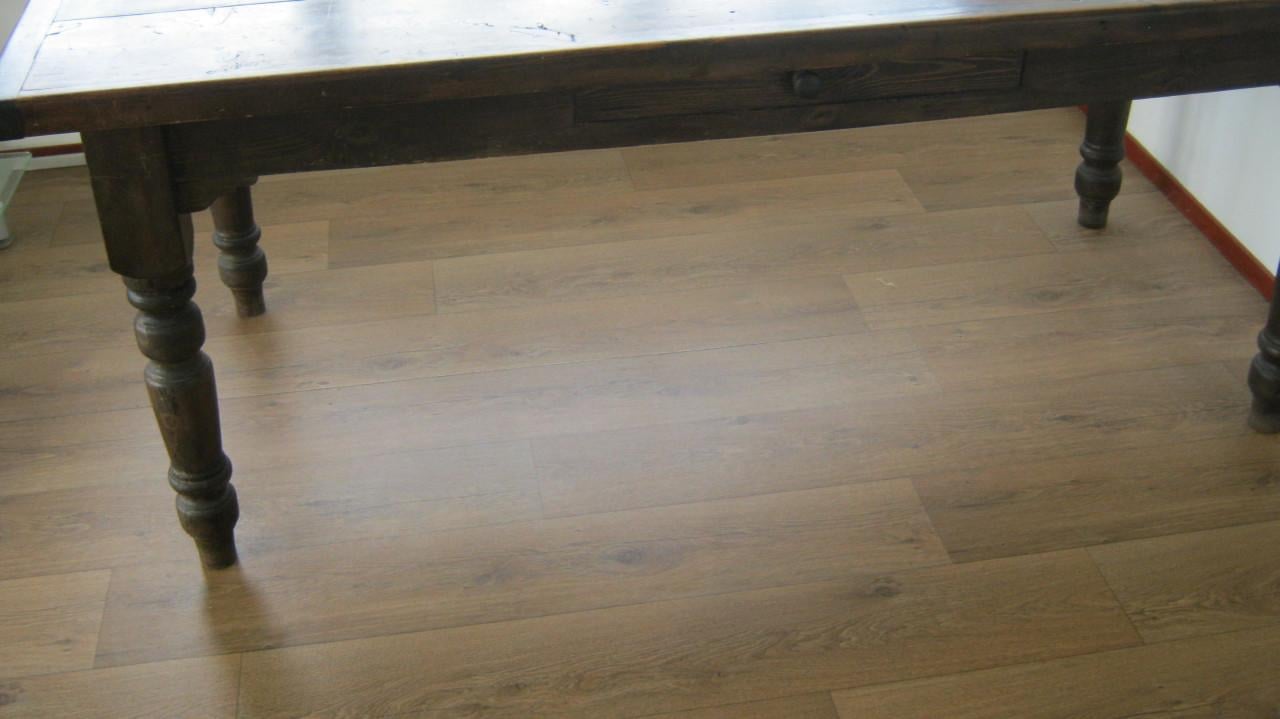 TE KOOP SUPER GAVE KOLONIALE EET TAFEL  100 EURO