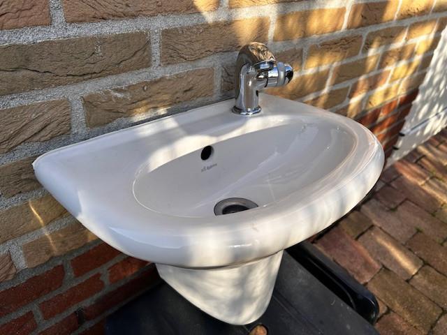 WC Fontein in kleur Pergamon, creme kleur.