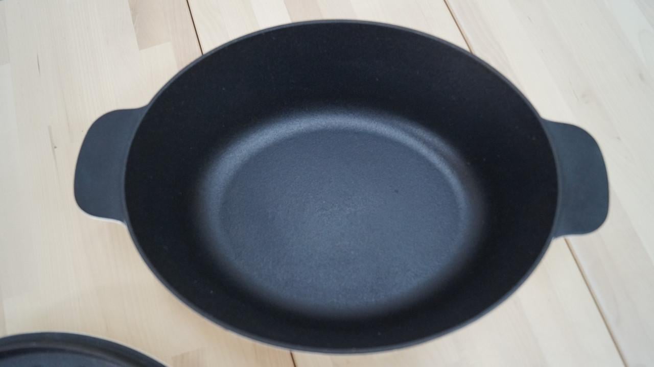 Witte ovale gietijzeren braadpan van IKEA.