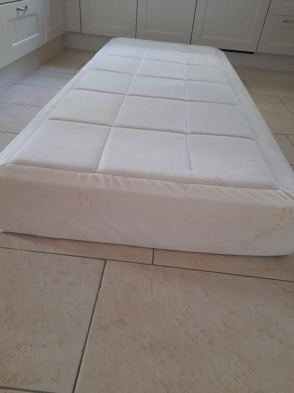Tempur matras 90 x 200 x 19 (in goede staat )