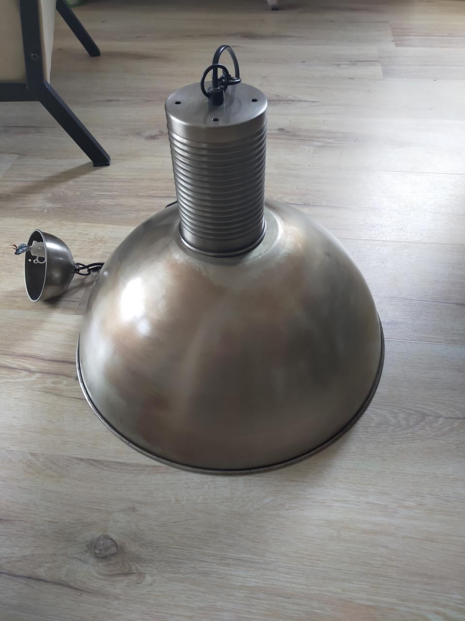 Te koop een metalen hanglamp.
