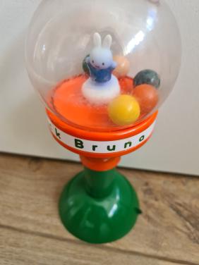 Nijntje Vintage rammelaar met zuignap vóór oa op de kinderstoel