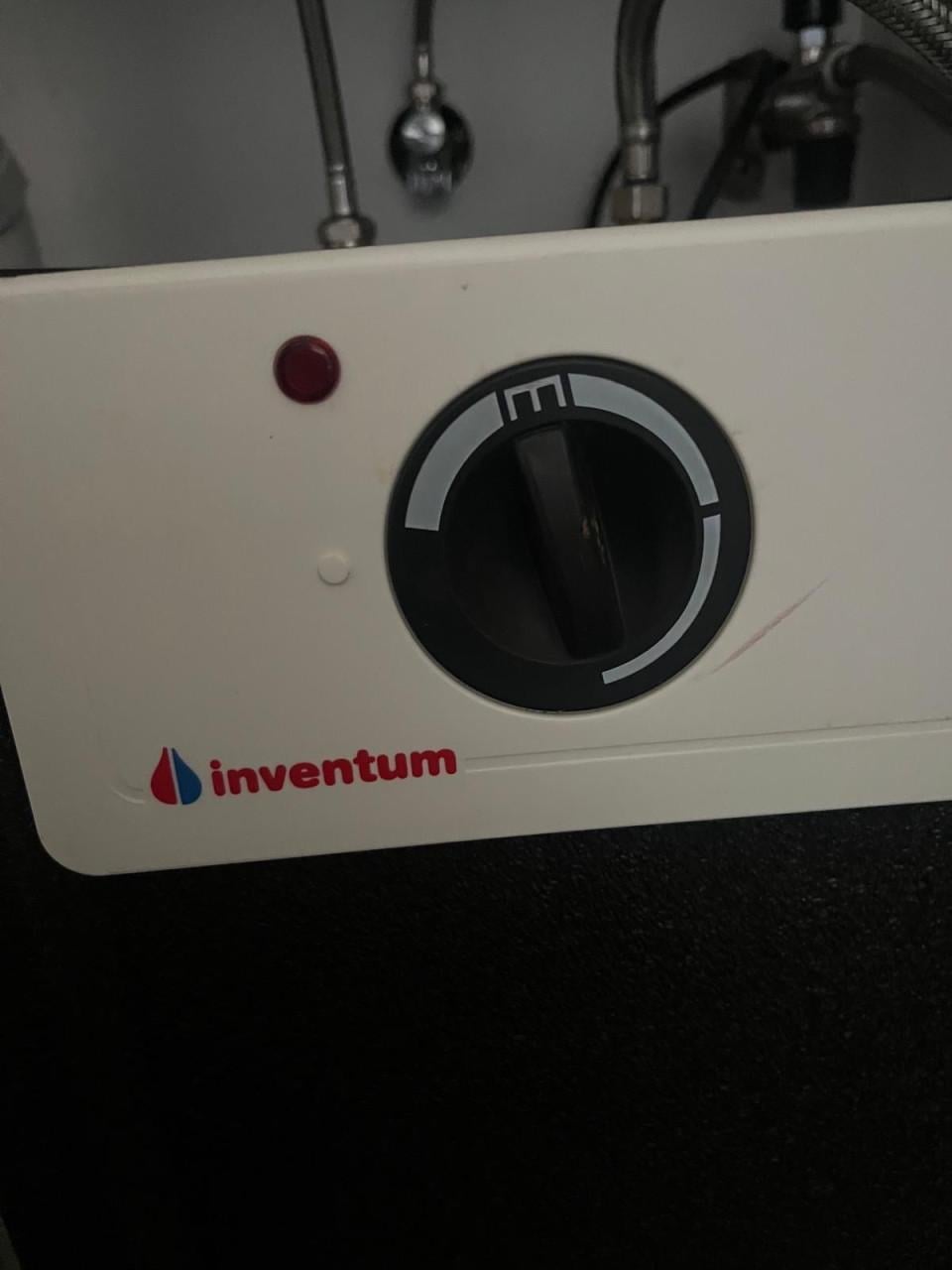 Inventum Q10 close-in of plint keukenboiler.