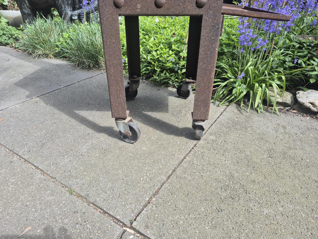 Reny Tuinhaard van cortenstaal op wielen