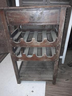 Houten tafel met flessenrek