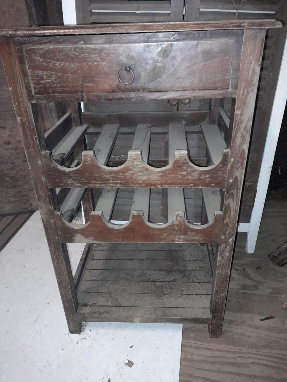 Houten tafel met flessenrek