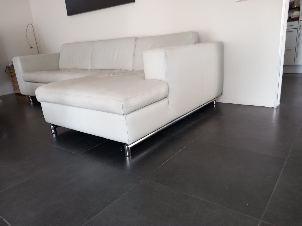 Gratis witte leren bank inclusief chais longue
