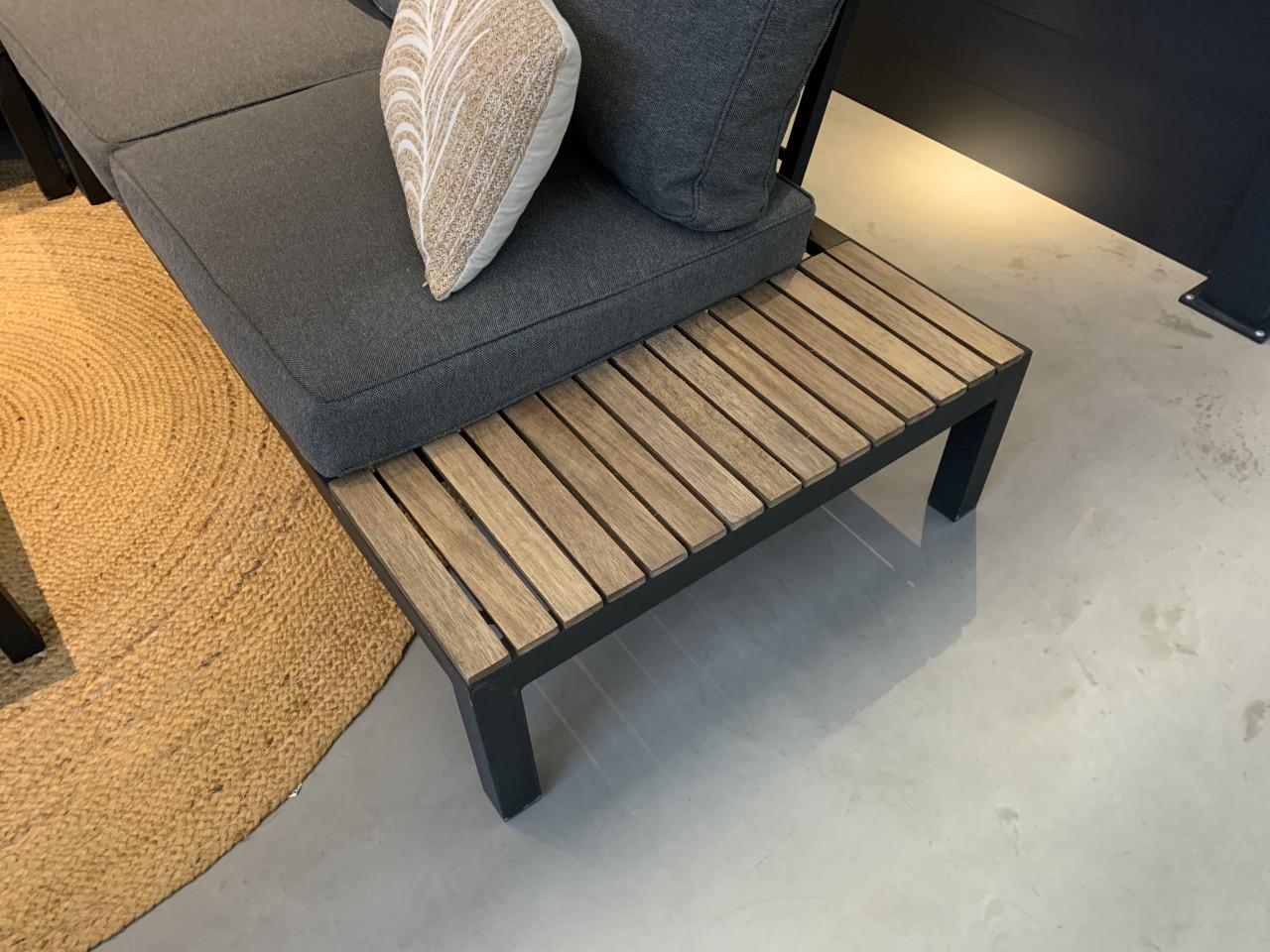 Loungset Alminium met hout en kussens en tafel.
