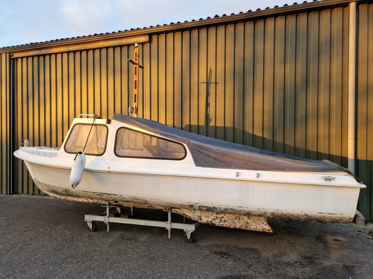 Polyester motorboot / sloep 6.15 meter !! Ruime boot voor bbm in bun