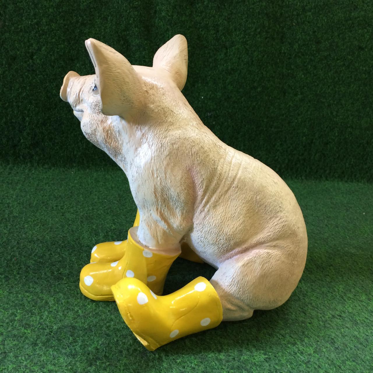 Varkend zittend met gele laarzen - decoratie - 30cm